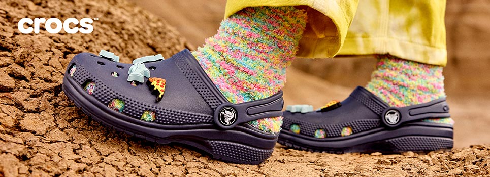 Crocs Sandalen und Anhänger