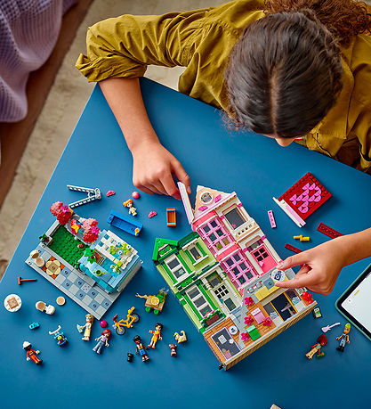 LEGO® Friends - Les appartements et boutiques de HLC... 42670 - 