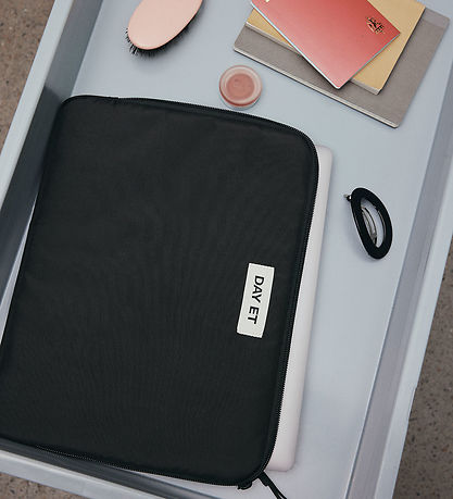 DAY ET Sleeve - Gweneth RE-S Folder13 - Black