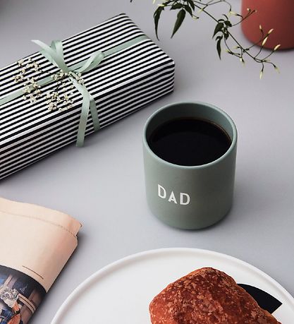 Design Letters Becher - Favourite - Love Papa - Mattgrün