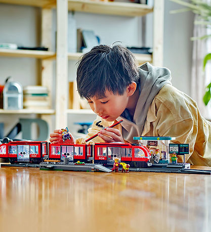 LEGO® City - Straßenbahn mit Haltestelle 60423 - 811 Teile LEGO® City - Straßenbahn mit Haltestelle 60423 - 811 Teile