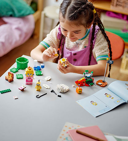 LEGO® Super Mario - På eventyr med interaktive LEGO® Peach 71441