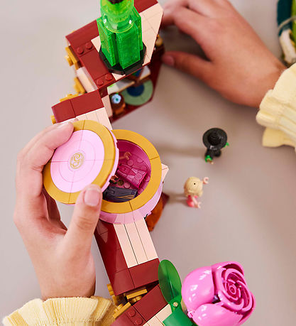 LEGO® Wicked - Glinda & Elphaba's Dormitory 75683 - 740 Parts LEGO® Wicked - Glinda & Elphaba's Dormitory 75683 - 740 Parts