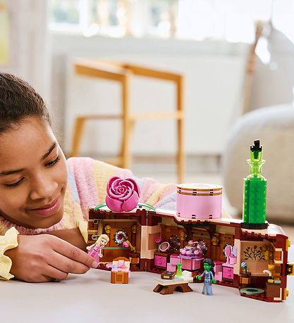 LEGO® Wicked - Glinda & Elphaba's Dormitory 75683 - 740 Parts LEGO® Wicked - Glinda & Elphaba's Dormitory 75683 - 740 Parts