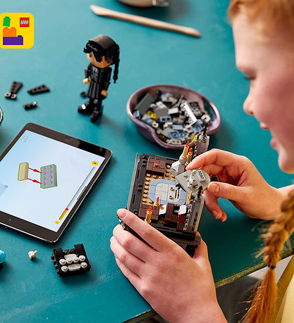 LEGO® Wednesday - Wednesday Addams-Figure - 76780 - 702 Parts LEGO® Wednesday - Wednesday Addams-Figure - 76780 - 702 Parts
