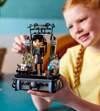 LEGO® Wednesday - Wednesday Addams-Figure - 76780 - 702 Parts LEGO® Wednesday - Wednesday Addams-Figure - 76780 - 702 Parts