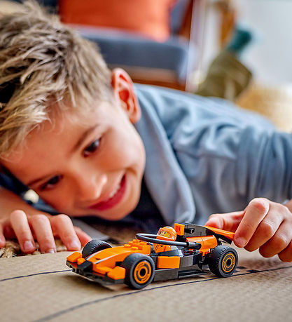 LEGO® City - F1® Driver with McLaren Race Car 60442 - 86 Partar
