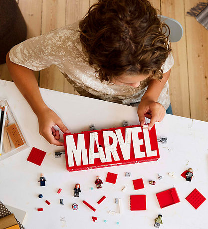 LEGO® Marvel - MARVEL Logo & Minifigures 76313 - 931 Parts