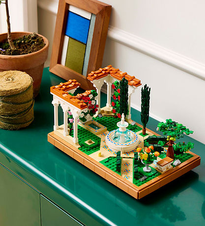 LEGO® Icons - Fountain Garden 10359 - 1302 Parts