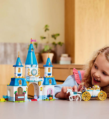 LEGO® Disney Princess - Le château de Cendrillon et la calèche 4