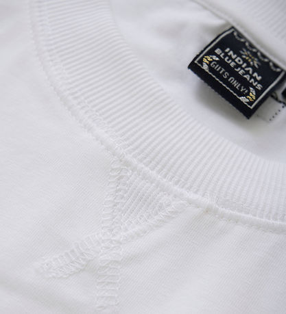 Indisk Blue Jeans T-shirt - Bred beskuren - Bright White m. Tryc Indisk Blue Jeans T-shirt - Bred beskuren - Bright White m. Tryc