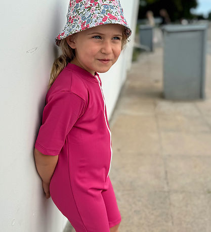 Petit Crabe Coverall Swimsuit - Noe - UV50+ - Mulberry w. Rabbit Petit Crabe Coverall Swimsuit - Noe - UV50+ - Mulberry w. Rabbit