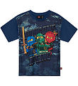 LEGO® Ninjago T-shirt - LWTaffy 302 - Dark Blue w. Print LEGO® Ninjago T-shirt - LWTaffy 302 - Dark Blue w. Print