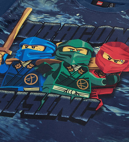 LEGO® Ninjago T-shirt - LWTaffy 302 - Dark Blue w. Print LEGO® Ninjago T-shirt - LWTaffy 302 - Dark Blue w. Print