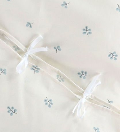 Nørgaard Madsens Bedding - Baby - White w. Blue Flowers Nørgaard Madsens Bedding - Baby - White w. Blue Flowers