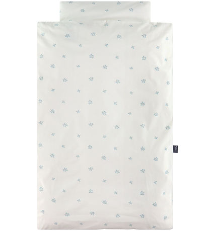 Nørgaard Madsens Bedding - Baby - White w. Blue Flowers Nørgaard Madsens Bedding - Baby - White w. Blue Flowers