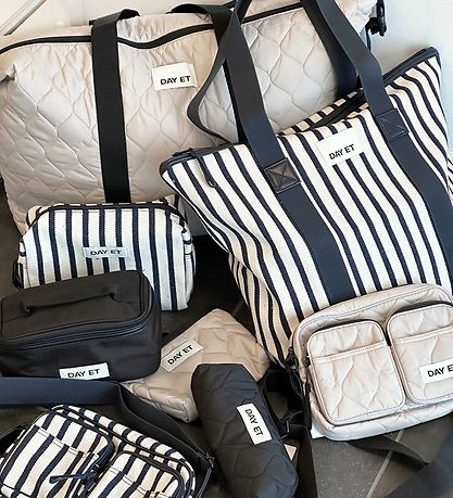 DAY ET Toiletry Bag - Gweneth RE-Q Dash Washbag S - Chateau Grey DAY ET Toiletry Bag - Gweneth RE-Q Dash Washbag S - Chateau Grey