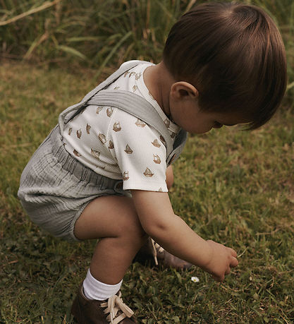 Lil' Atelier Bodysuit s/s - Rib - NbmLavo - Coconut Milk w. Boat Lil' Atelier Bodysuit s/s - Rib - NbmLavo - Coconut Milk w. Boat