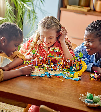 LEGO® Friends - Family Vacation Beach Resort 42673 - 1140 Parts