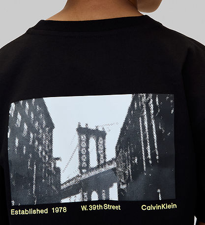 Calvin Klein Stuttermabolur - City Atriði - CK Black