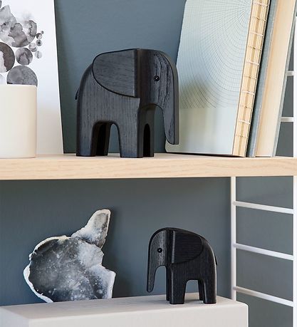 Novoform tréfígúra - Barn Elephant - Black Lituð