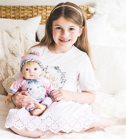 Poupée av. Cheveux blonds Tiny Treasures - Tenue zèbre Poupée av. Cheveux blonds Tiny Treasures - Tenue zèbre