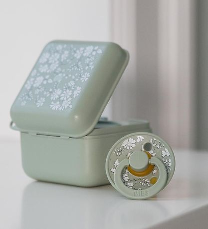 X Liberty Boîte à tétines BIBS - 7x5 cm - Sage X Liberty Boîte à tétines BIBS - 7x5 cm - Sage