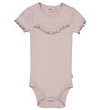 Wheat Bodysuit s/s - Rib - Soft Lilac w. Ruffle Wheat Bodysuit s/s - Rib - Soft Lilac w. Ruffle
