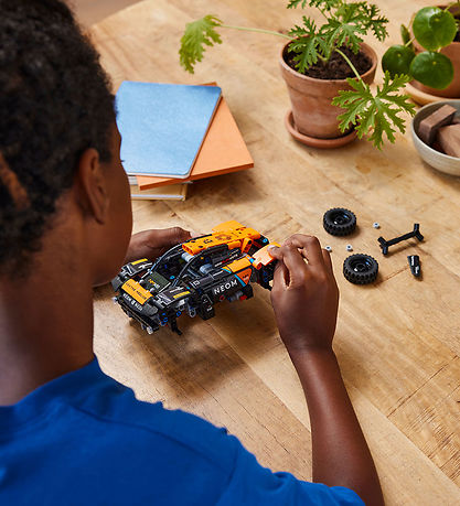 LEGO® Technic - NEOM McLaren Extreme E Race Car 42166 - 252 Part LEGO® Technic - NEOM McLaren Extreme E Race Car 42166 - 252 Part