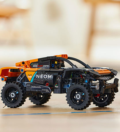 LEGO® Technic - NEOM McLaren Extreme E Race Car 42166 - 252 Part LEGO® Technic - NEOM McLaren Extreme E Race Car 42166 - 252 Part