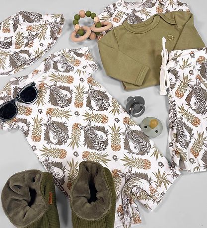 Katvig Shorts - White w. Tropical Pattern