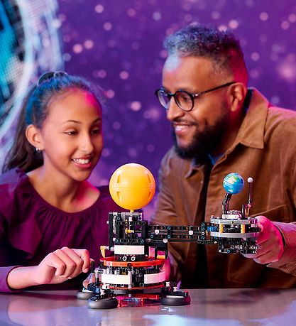 LEGO® Technic - La planète Terre et la Lune en orbite 42179 - 52 LEGO® Technic - La planète Terre et la Lune en orbite 42179 - 52