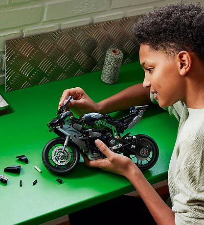 LEGO® Technic - Kawasaki Ninja H2R Motorcycle 42170 - 643 Parts