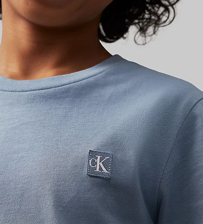 T-Shirt Calvin Klein - Monogramme Mini Badge - Délavé Denim T-Shirt Calvin Klein - Monogramme Mini Badge - Délavé Denim