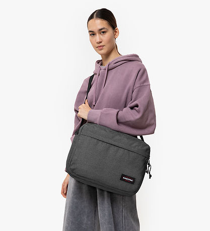 Eastpak 숄더백 - 크로서 - 16L - 블랙 데님
