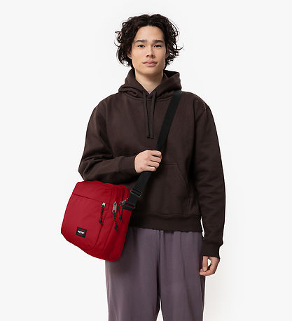 Eastpak 숄더백 - 크로서 - 16L - 스칼렛 레드