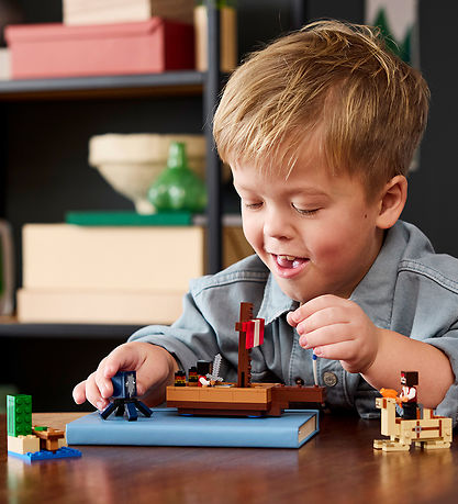 LEGO® Minecraft - På tokt med sjørøverskip 21259 - 166 Deler