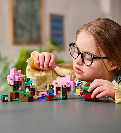 LEGO® Minecraft - The Cherry Blossom Garden 21260 - 304 Parts