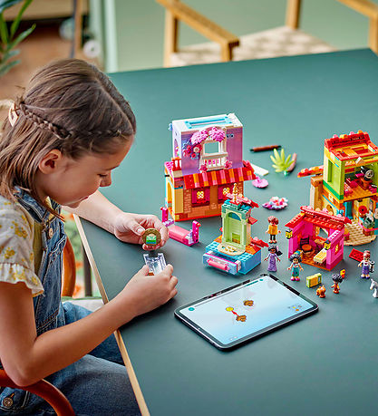 LEGO® Disney - Taianomainen Madrigalien talo 43245 - 1560 Osaa LEGO® Disney - Taianomainen Madrigalien talo 43245 - 1560 Osaa