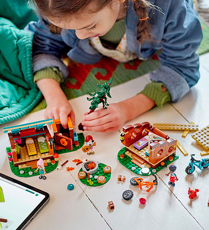 LEGO® Friends - Adventure Camp Cozy Cabins 42624 - 437 De LEGO® Friends - Adventure Camp Cozy Cabins 42624 - 437 De