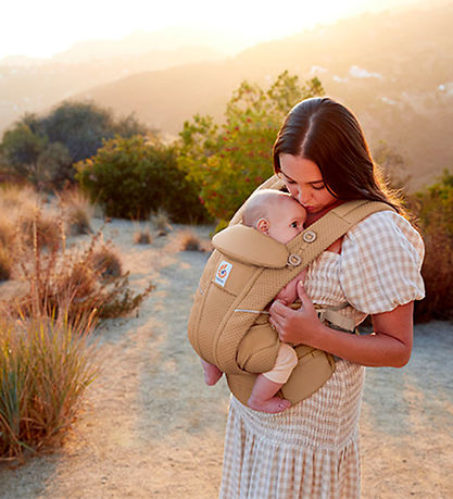 Porte-bébé Ergobaby - Omni Breeze - 1 in Airflow - Camel Brown Porte-bébé Ergobaby - Omni Breeze - 1 in Airflow - Camel Brown