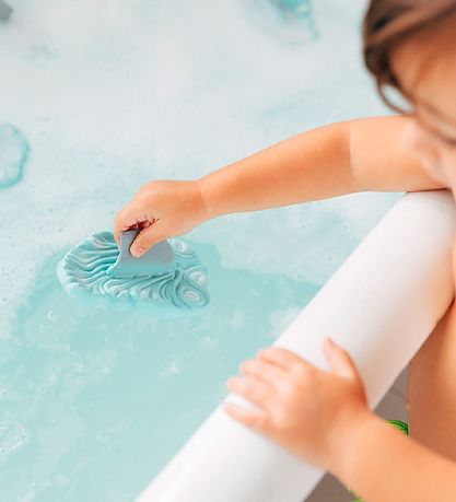 Oli & Carol Bath Toy - Natural Rubber - Haj - Blue