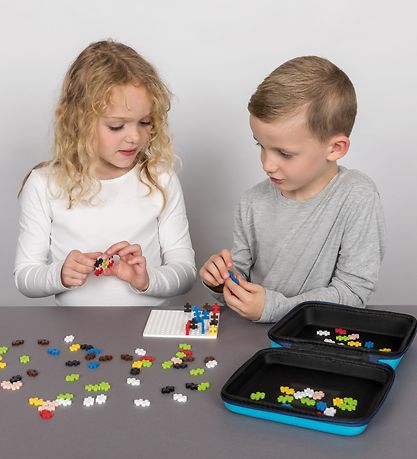 Plus-Plus Suitcase - 100 pieces and 1 Building Plate Plus-Plus Suitcase - 100 pieces and 1 Building Plate
