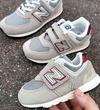 Chaussures New Balance - 574 - Aride Stone/Monarque Burgundy Chaussures New Balance - 574 - Aride Stone/Monarque Burgundy